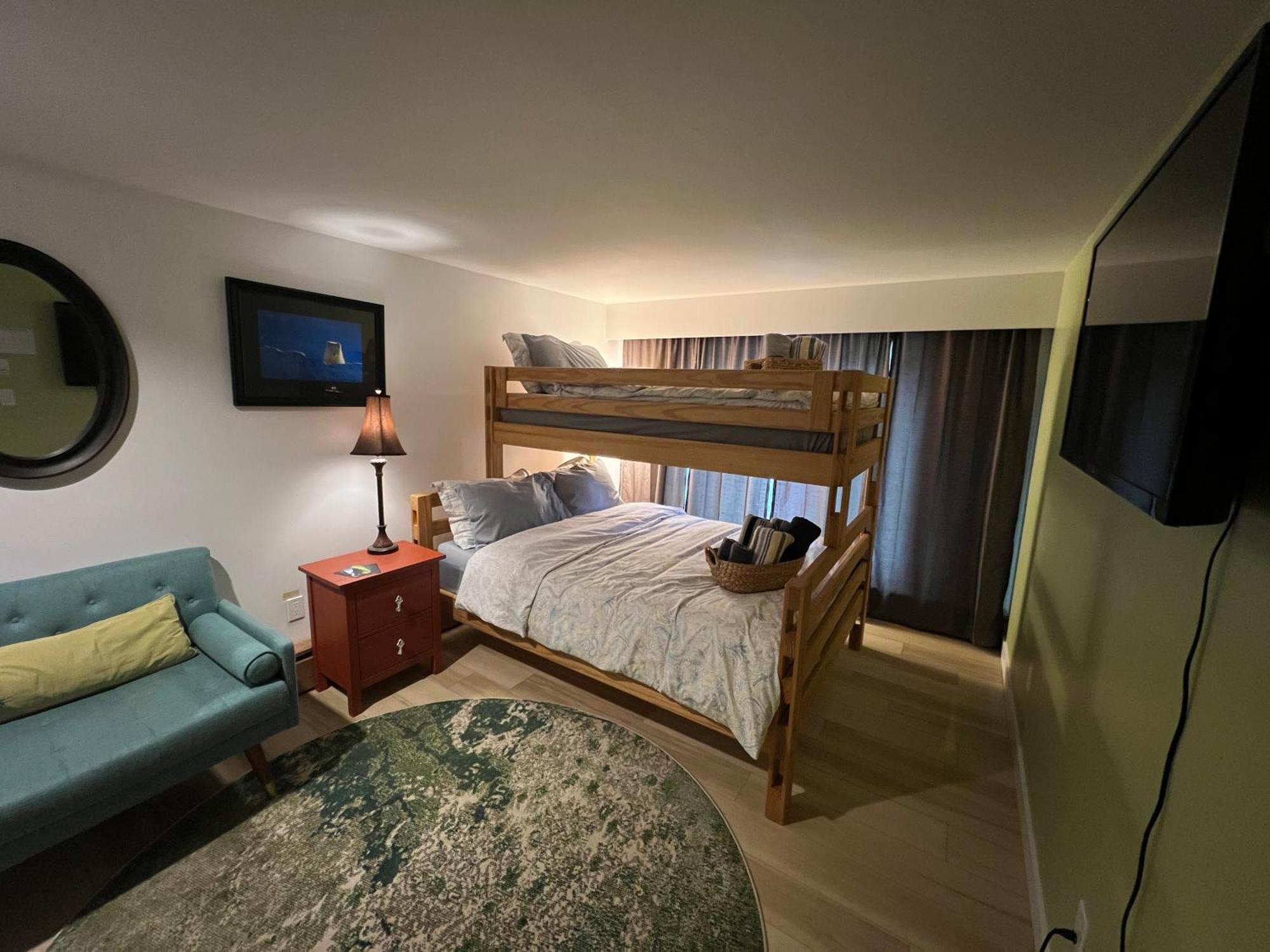Bed and Breakfast 好丘。Hacho House Єллоунайф Екстер'єр фото